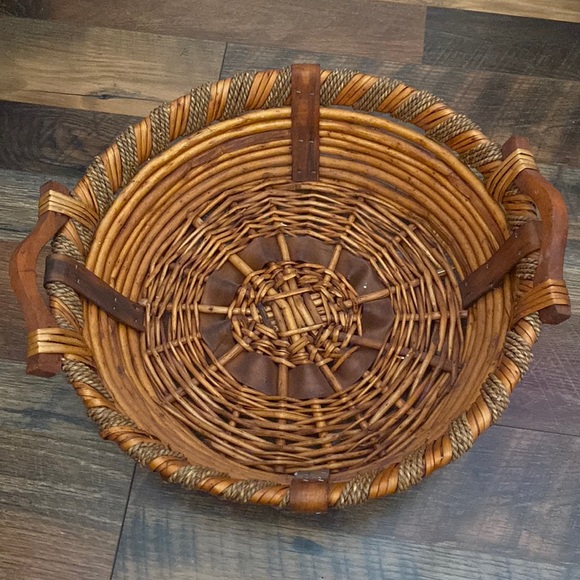 Wicker basket with wood handles - Picture 1 of 6